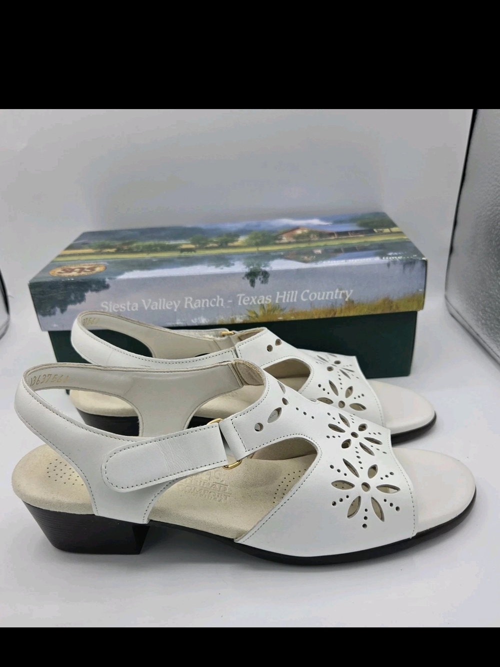 SAS White Sunburst Sandals Adjustable Strap Womens Size 9.5 M Worn Once